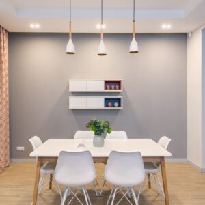 Stilvolle moderne Pendelleuchten über einem eleganten Esszimmertisch, die Atmosphäre und Design hervorheben.